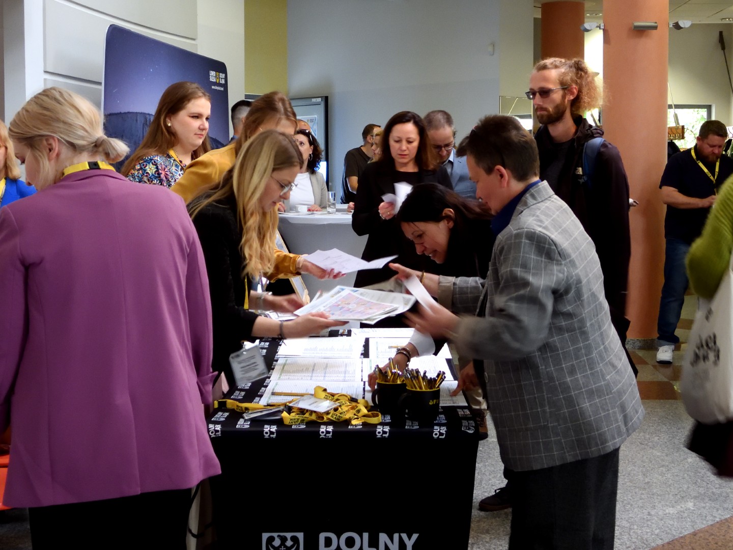 grupa pochylająca się nad stoiskiem