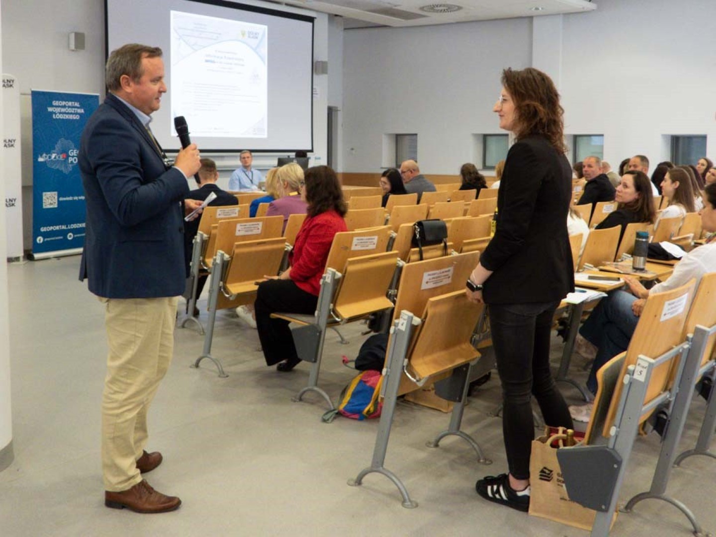 mężczyzna mówiący przez mikrofon