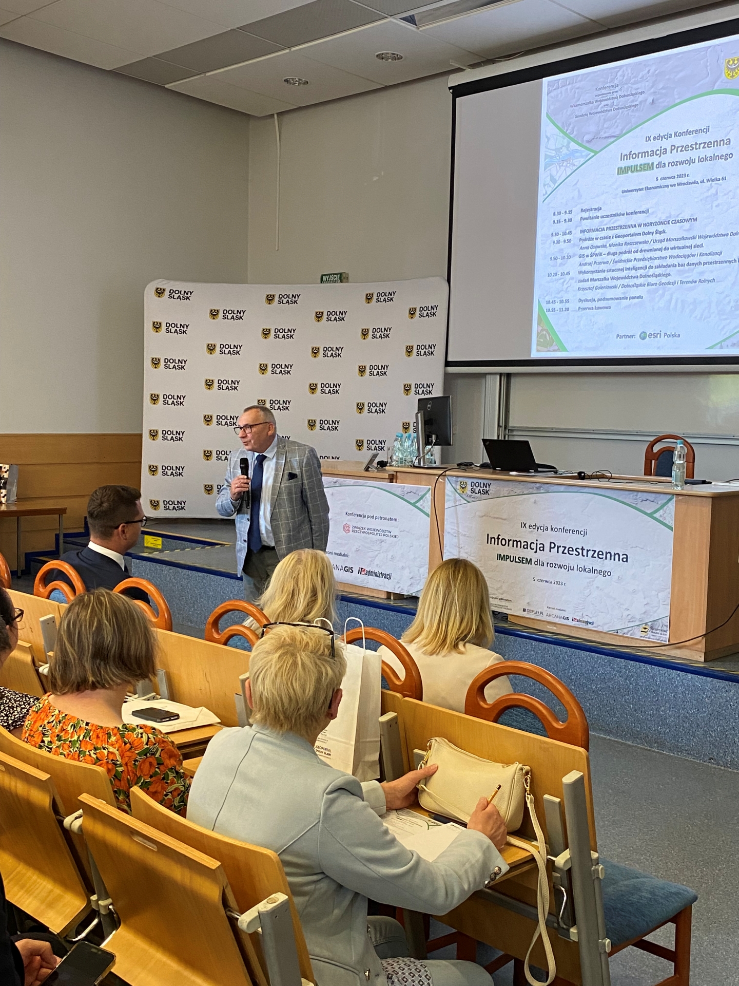 Prelegent mówiący do grupy