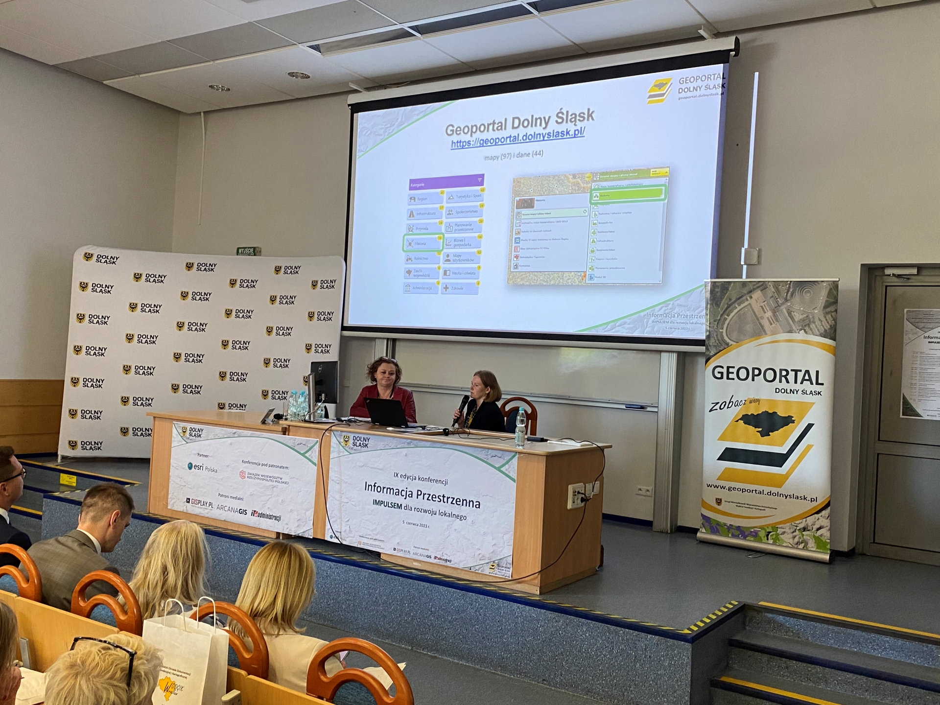 Prelegentka przedstawiająca prezentację