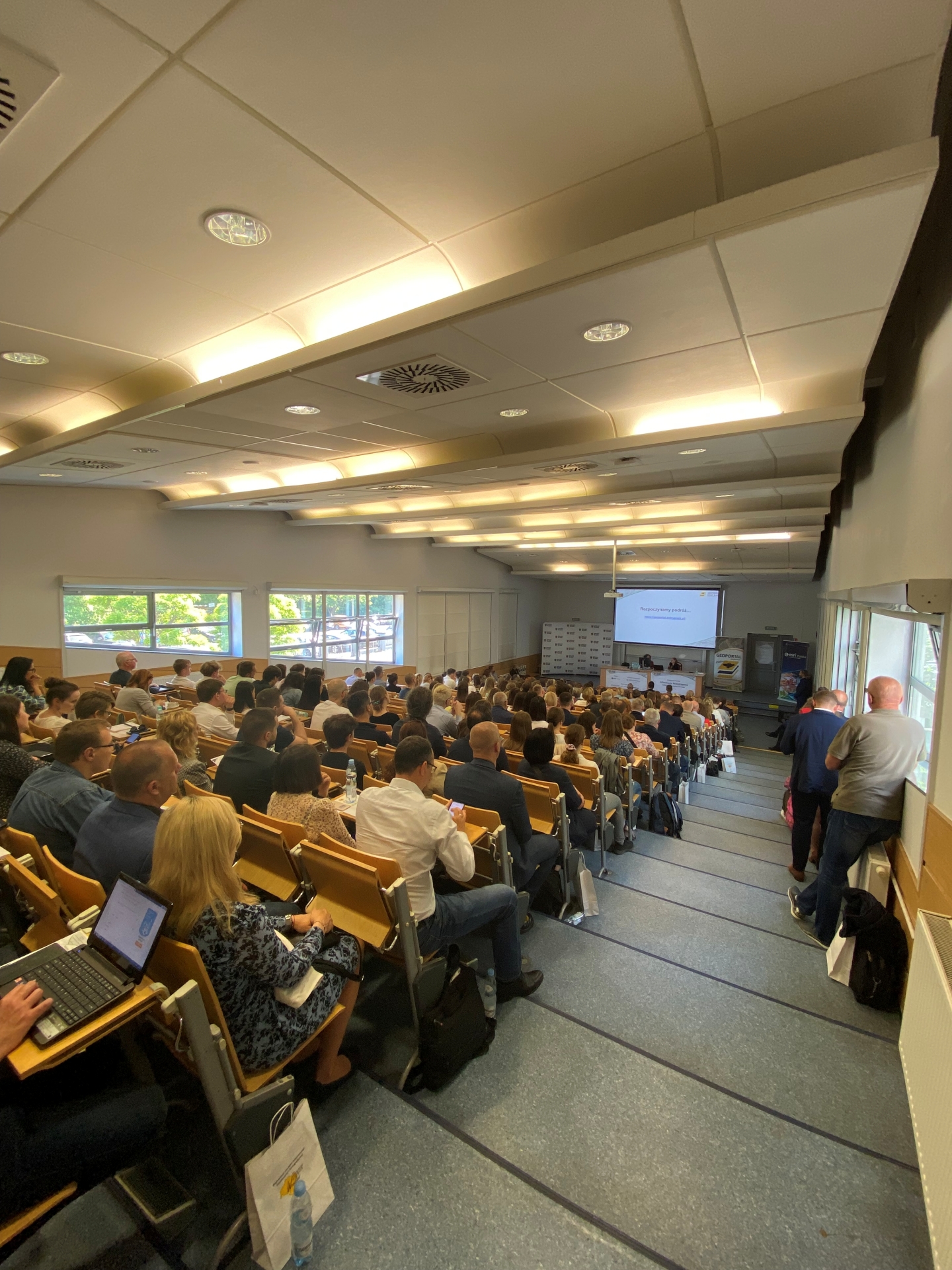 Widok z tyłu na salę słuchaczy