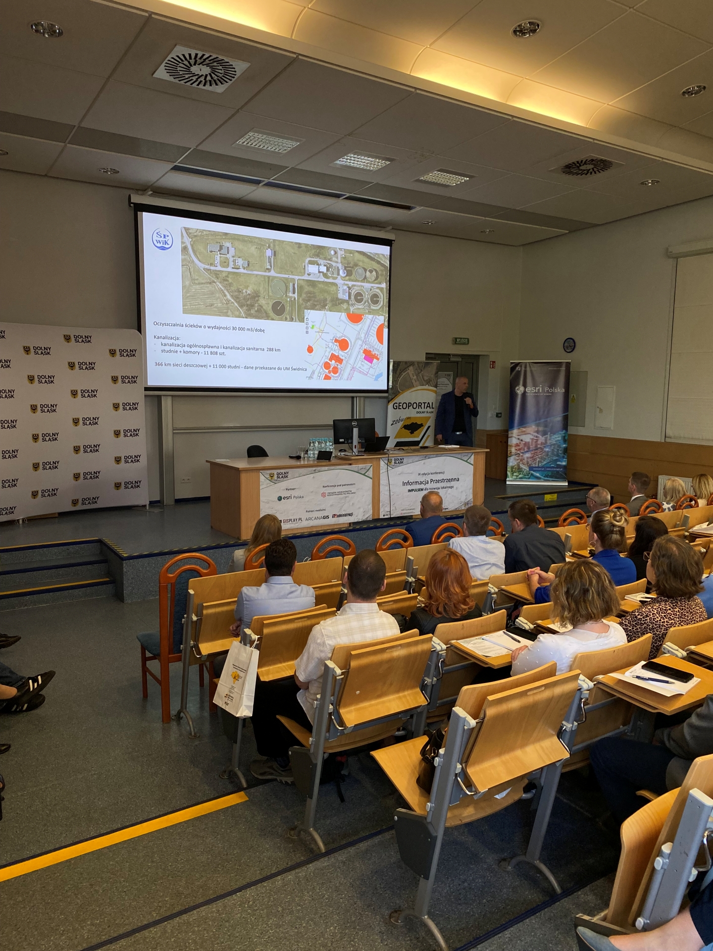 Prelegent przedstawiający prezentację